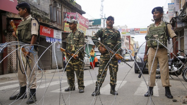 Terrorists hurl grenade in Kashmir Sopore area: सोपोर बस स्टैंड के पास  आतंकियों ने ग्रेनेड से किया हमला, 19 लोग घायल, 6 की हालत गंभीर - Grenade  attack in Sopore Kashmir inures 16- TV9 ...
