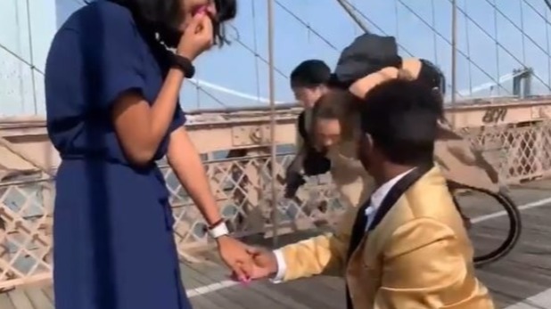 Bicycle rider trips over photographer during wedding proposal on Brooklyn Bridge Viral: गर्लफ्रेंड को घुटने पर बैठकर कर रहा था प्रपोज, एक सेकंड में धुली रह गई सारी मेहनत - funny marriage
