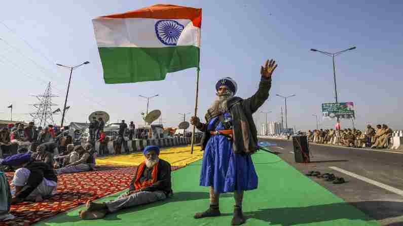 PHOTOS: किसान आंदोलन के रंग अनेक, किसी के हाथ में तिरंगा तो किसी ने थामा  बल्ला | Photos colors of farmer movement someone holds the tricolor and  someone holds cricket bat |