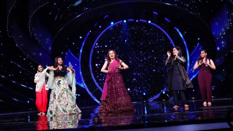 Indian Idol Season 12 के सेट पर जया प्रदा ने कहा, "मुझे नौलखा मंगा दे रे, ओ सैंया दीवाने'', और किया परफॉर्म, देखें तस्वीरें | Indian Idol season 12 Jaya Prada said