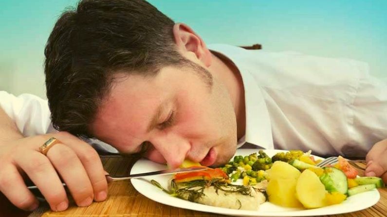 खाना खाने के बाद क्यों आती है नींद, जानिए इसके 4 बड़े कारण ! | Sleepiness  and tiredness after food