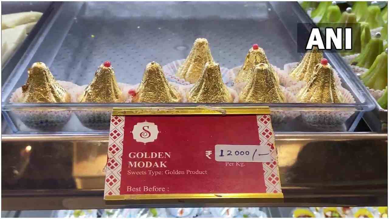 આપણે બધા જાણીએ છીએ કે બાપ્પાને મોદકનો પ્રસાદ ગમે છે. આ જ કારણ છે કે તેને 'ગણેશ ચતુર્થી' પર ભોગ તરીકે વ્યાપકપણે આપવામાં આવે છે. આ પ્રસંગે રાજધાની મુંબઈમાં ભગવાન ગણેશને સમર્પિત ગોલ્ડન મોદક અર્પણ કરવામાં આવી રહ્યા છે.