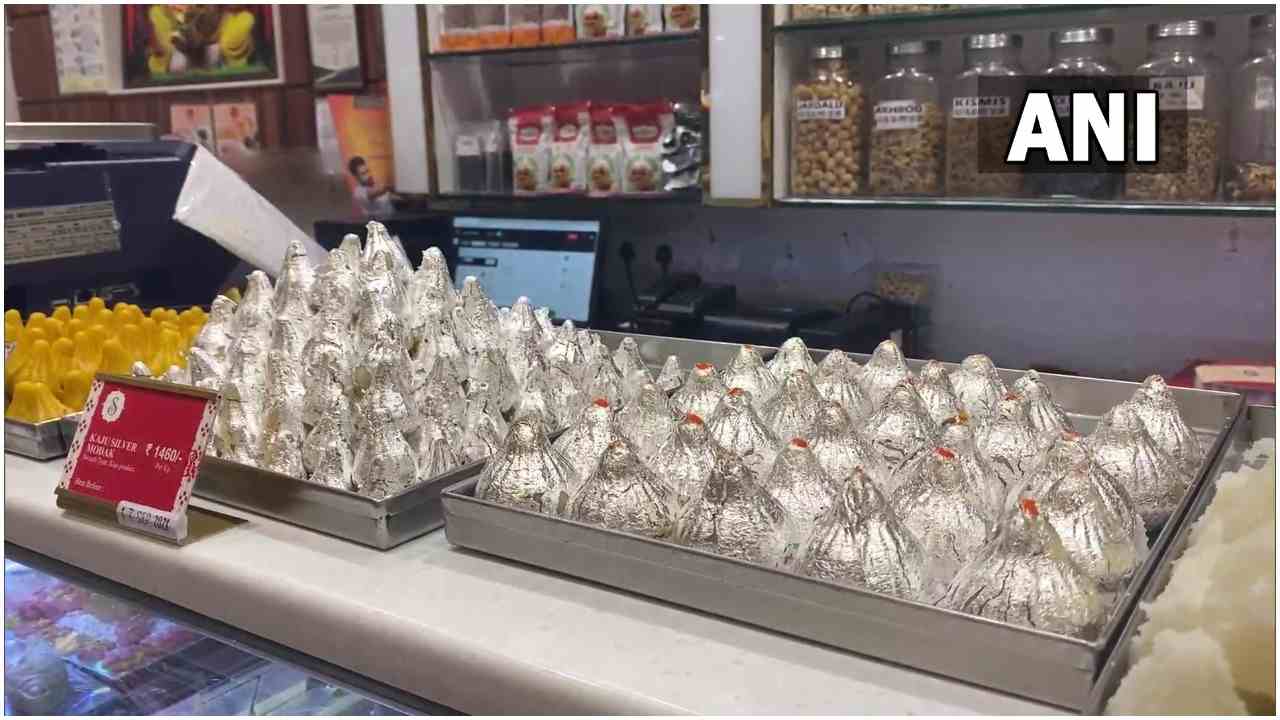 आपकी जानकारी के लिए बता दें कि इस दुकान पर गोल्डन, सिल्वर और काजू जैसे अनेक प्रकार के मोदक मिलते हैं, लेकिन सबसे महंगा मोदक 12 हजार रुपये किलो का है. आपको जानकर हैरानी होगी कि इसकी कीमत इतनी ज्यादा है फिर भी लोग इस मोदक को खरीद रहे हैं और गणपति बप्पा को खुश कर रहे हैं.