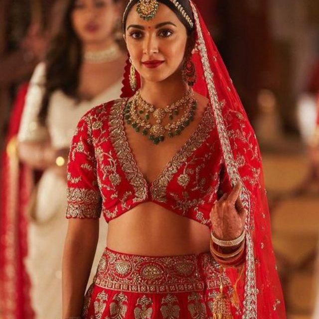 दुल्हन बनीं कियारा, लहंगे की कीमत जान उड़ जाएंगे होश | Kiara Advani Bridal  Look Internet On Social Media