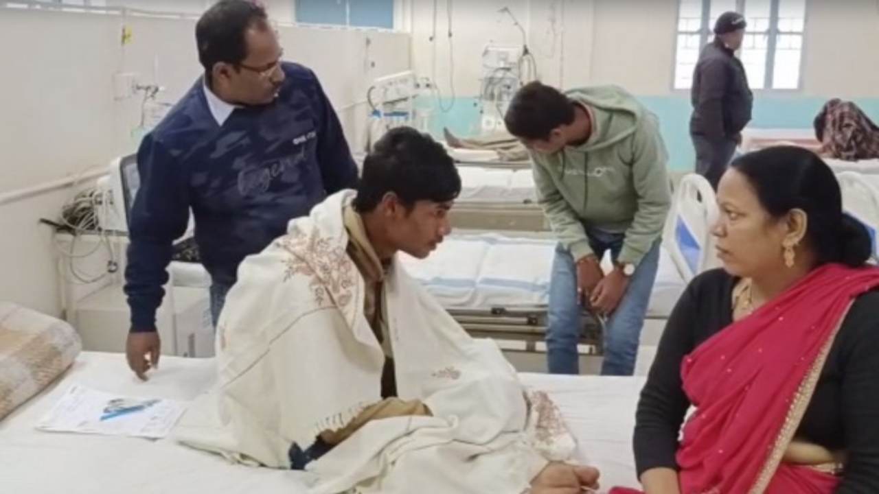 Nalanda news only boy among 500 girls giving exam fainted and fell there au568 | 500 लड़कियों के बीच लड़का दे रहा था एग्जाम, नर्वस में हो गया बेहोश; अस्पताल में आया