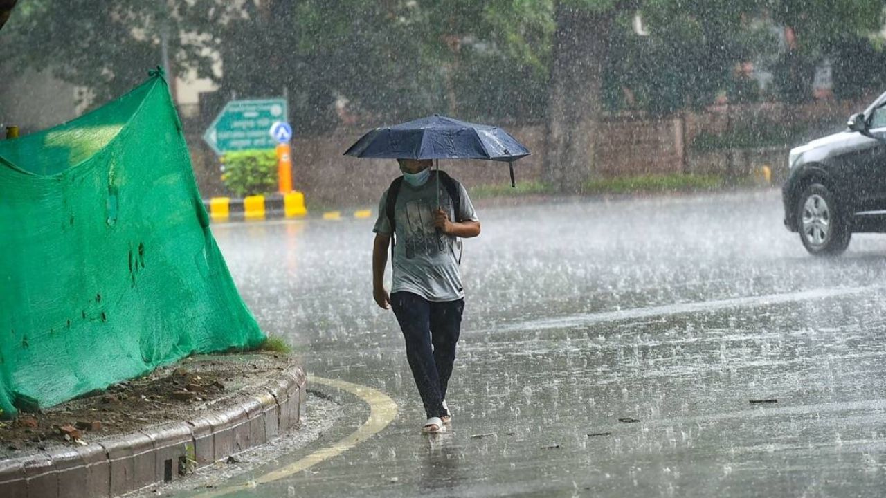 कहीं बारिश तो कहीं बर्फबारी, दिल्ली-NCR में लुढ़का तापमान, जानें आज कैसा रहेगा मौसम