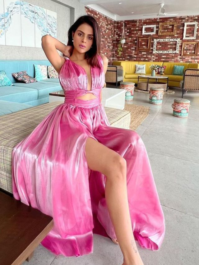 प्रियंका चाहर चौधरी ने पलंग पर बैठकर दिए किलर पोज, फैंस के उड़े होश | Bigg  Boss 16 Fame Actress Priyanka Chahar Choudhary Latest Sizzling Look In High  Slit Dress – TV9 Bharatvarsh