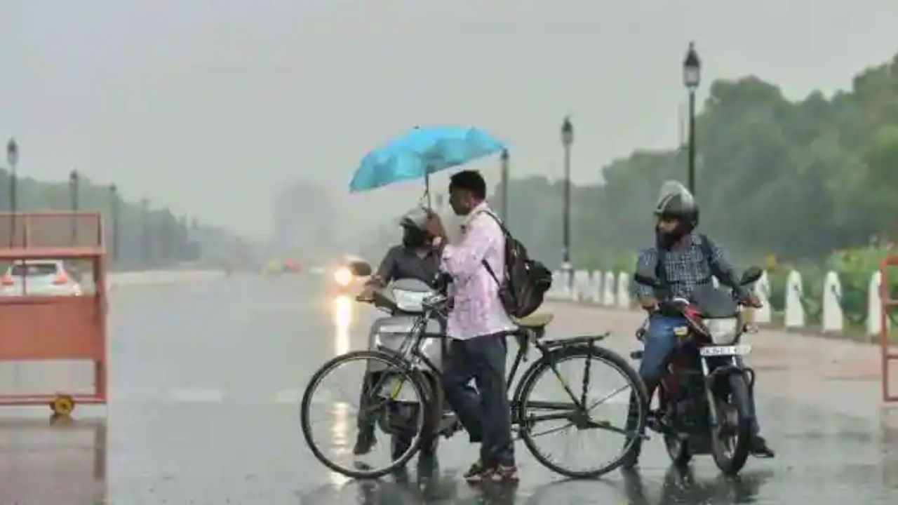 Delhi Weather: दिल्ली-NCR में मौसम हुआ खुशनुमा, बारिश से गिरा पारा, तेज हवा चलने के आसार