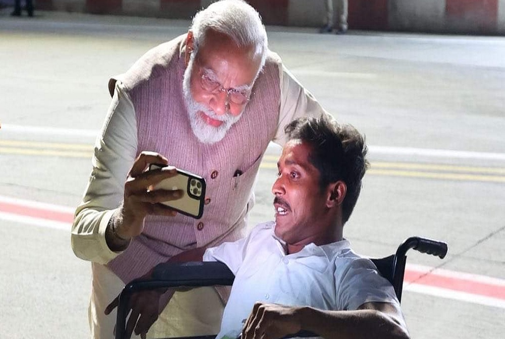 PM Modi Selfie: बीजेपी कार्यकर्ता के साथ प्रधानमंत्री मोदी की स्पेशल सेल्फी, बताया क्यों है उस पर गर्व