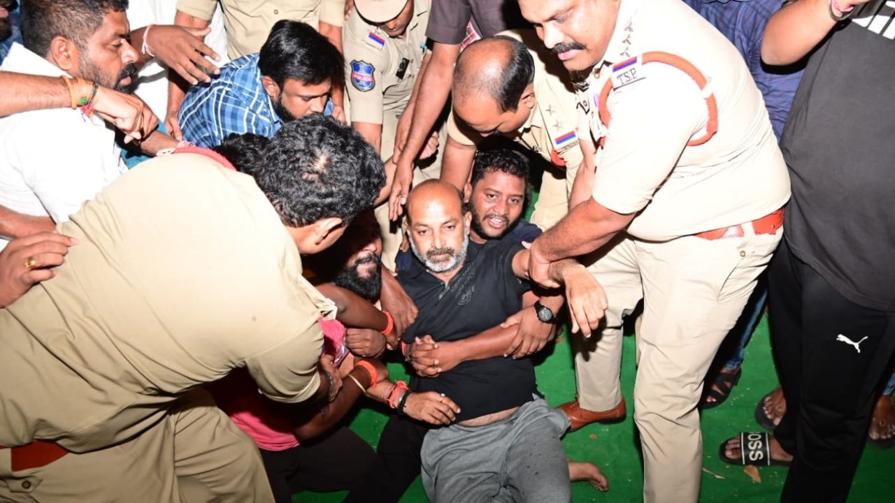 Telangana: पुलिस हिरासत में बीजेपी प्रदेश अध्यक्ष बंदी संजय, देर रात घर से किया डिटेन