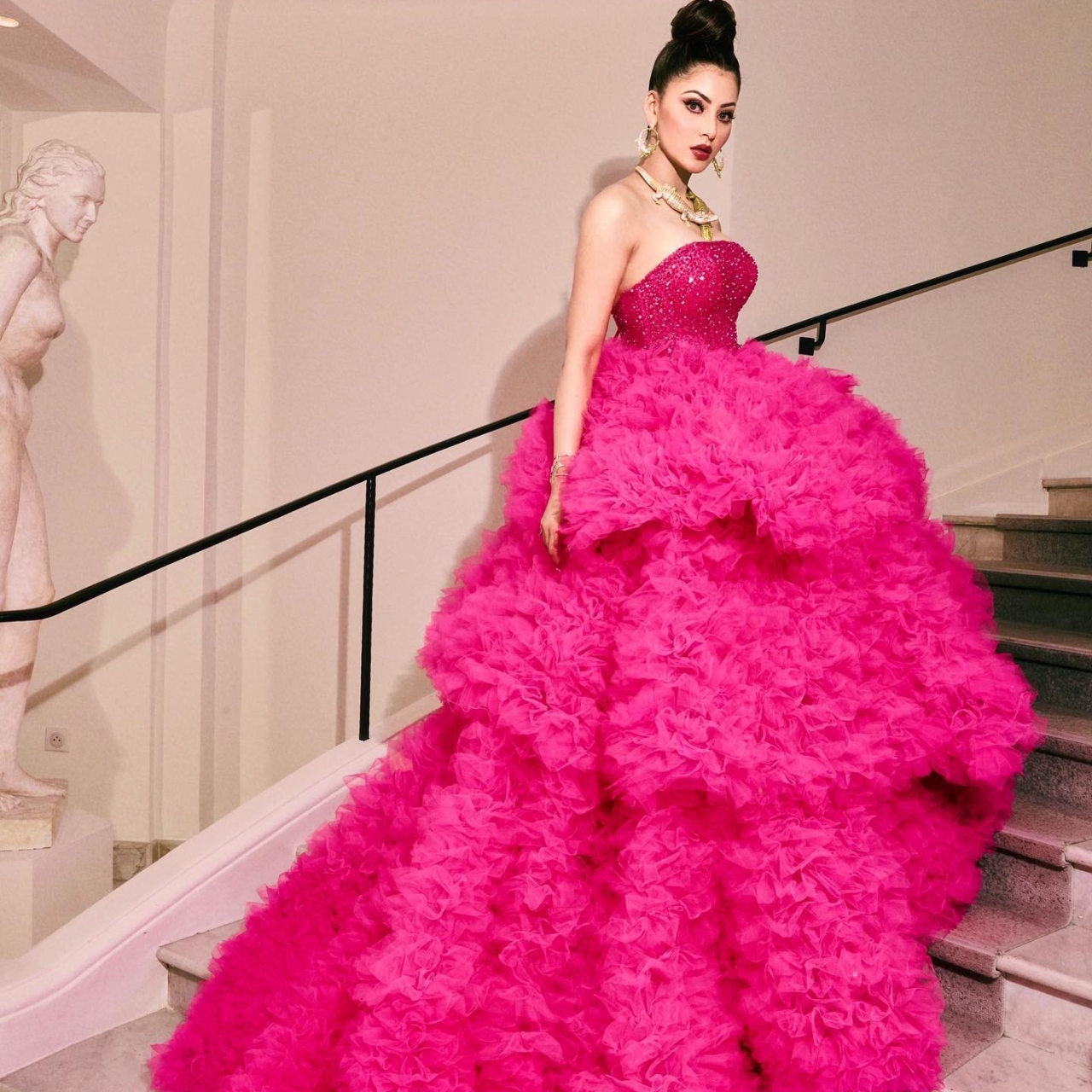 Cannes 2023: उर्वशी रौलेता ने उड़ाए होश, पिंक गाउन और मगरमच्छ वाला नेकपीस पहनकर रेड कार्पेट पर उतरीं | Urvashi Rautela Cannes Film Festival 2023 Look In Pink Frill Gown With Crocodile