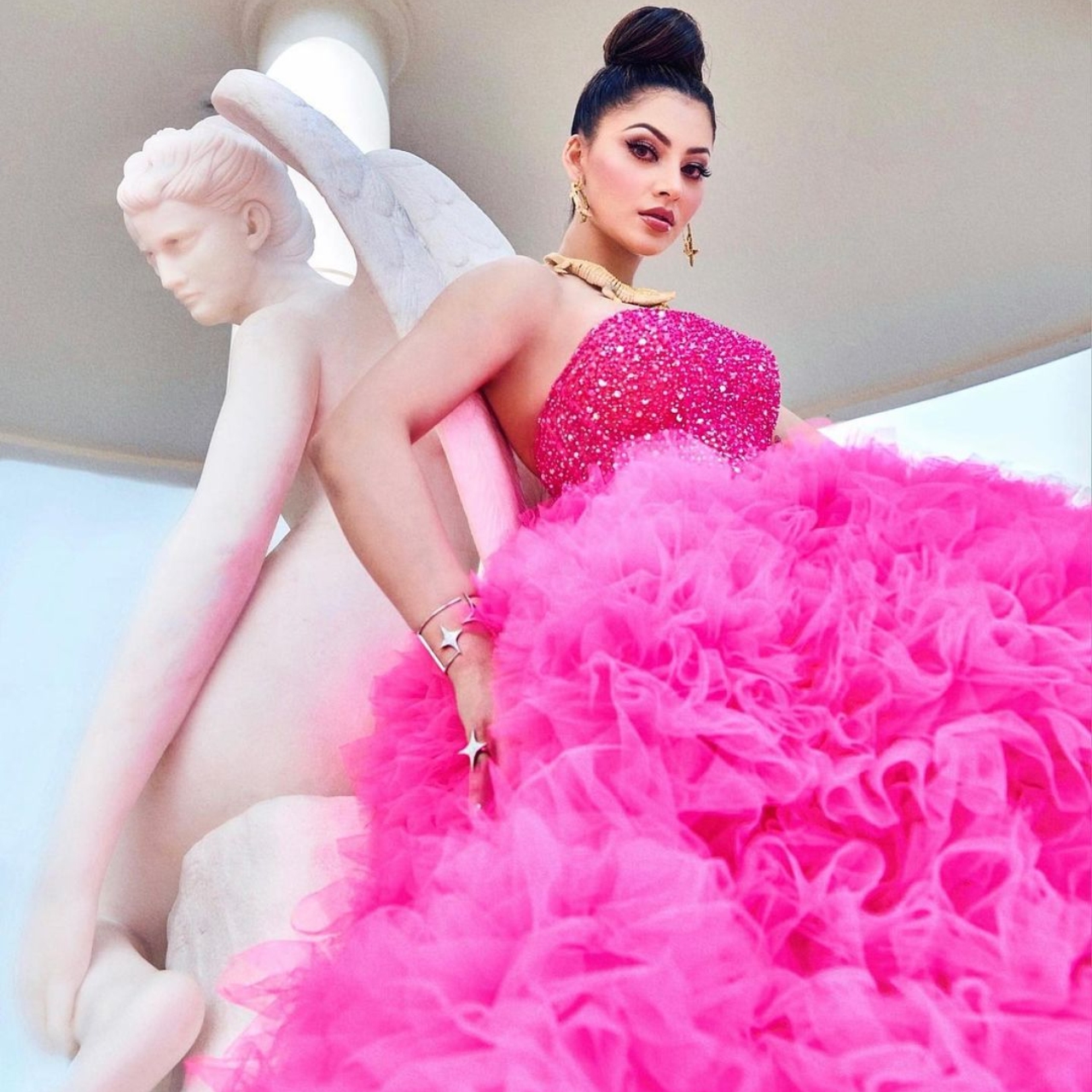 Cannes 2023: उर्वशी रौलेता ने उड़ाए होश, पिंक गाउन और मगरमच्छ वाला नेकपीस पहनकर रेड कार्पेट पर उतरीं | Urvashi Rautela Cannes Film Festival 2023 Look In Pink Frill Gown With Crocodile
